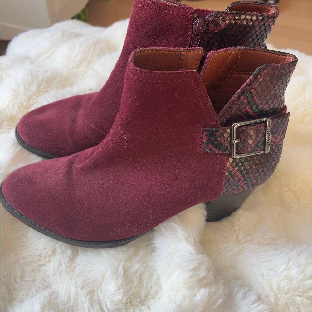 Vionic Burgundy wine Ankle Boots size 8 womens suede leather